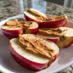 Appelschijfjes met pindakaas