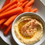 Hummus met wortelsticks