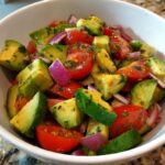 Komkommer-tomaat-avocadosalade