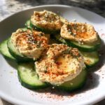 Komkommerschijfjes met hummus