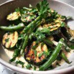 gegrilde courgette & sperziebonensalade met tahinidressing
