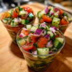 Komkommersalade met tomaat in bekers