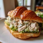 Kip Croissant Salade Sandwich