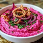 Biet-hummus met knapperige ui