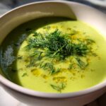 Koude komkommer-avocado soep