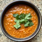 Pittige rode linzensoep shot